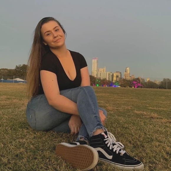 Meet your Posher, Haley - Picture 1 of 1